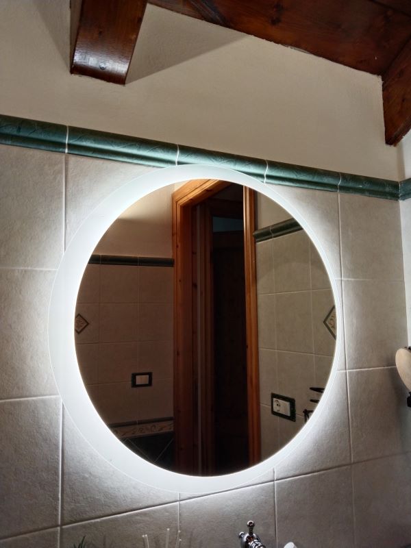 Electrica Ligure di Genova Campomorone ha realizzato impianto elettrico, installazione specchio retro illuminato in un bagno