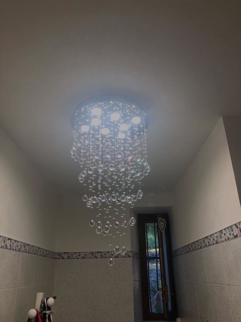 Electrica Ligure di Genova Campomorone ha realizzato impianto elettrico, installazione lampadario con gocce di vetro per illuminazione bagno